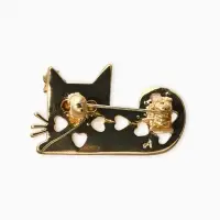 Брошь перламутровый "Котёнок" с цветочком, цвет белый в золоте
