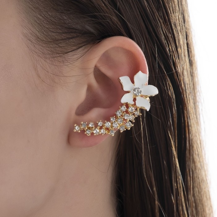 Серьга &laquo;Кафф&raquo; цветок изящный, цвет белый в золоте