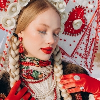 Серьги висячие со стразами &laquo;Вечеринка&raquo; цветок из капель, цвет красно-белый в золоте, 6,3 см