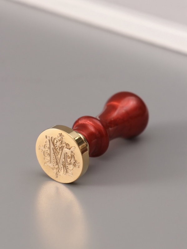 Печать для сургуча с пластиковой ручкой "Буква M на вензеле" 2,5х2,5х6,3 см