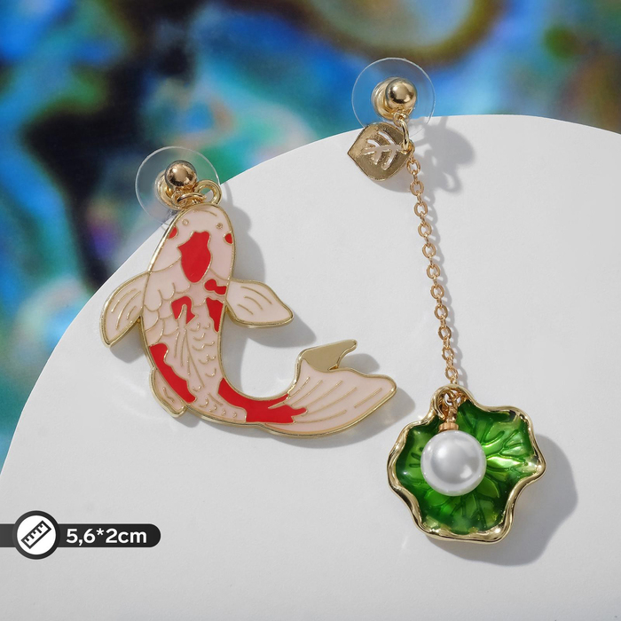 Серьги эмаль &laquo;Ночь&raquo; рыбка с ракушкой, цвет красно-зелёный в золоте