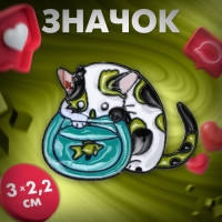 Значок &laquo;Кот&raquo; с аквариумом, цветной в чёрном металле