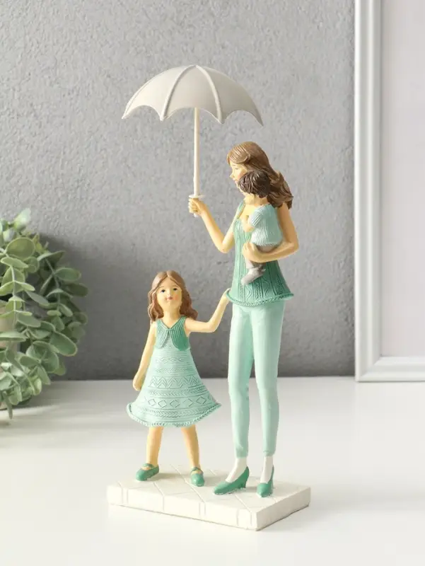 Сувенир полистоун "Мама с детьми в вязанных нарядах, под зонтом" 7,5х12,5х24 см