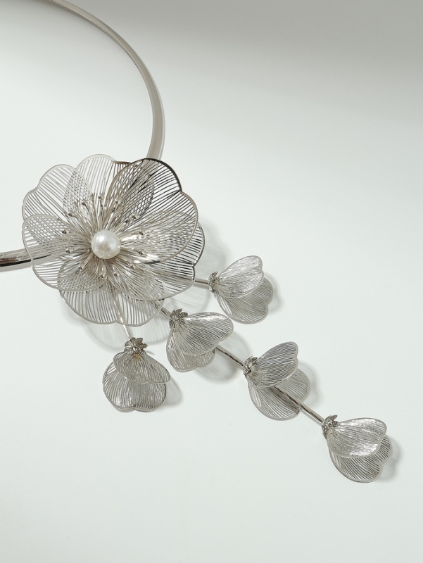 Набор 2 предмета: серьги, колье &laquo;Цветок&raquo; бусина и стразик, белый в серебре, d=14 см