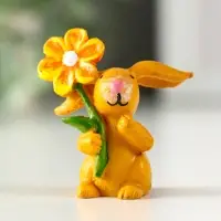 Сувенир полистоун "Заяц с яркой ромашкой" МИКС 2,5х3,8х4,4 см
