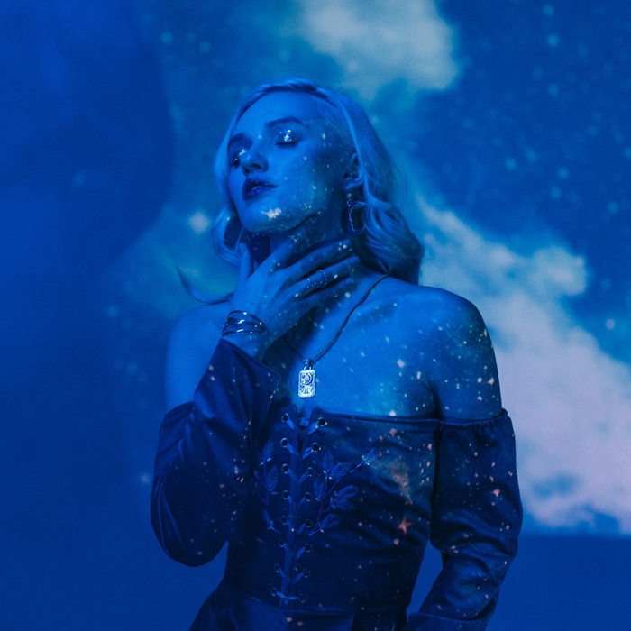 Кулон &laquo;Полумесяц&raquo; звёзды, волки, цвет синий в золоте, 60 см