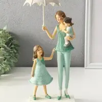 Сувенир полистоун "Мама с детьми в вязанных нарядах, под зонтом" 7,5х12,5х24 см