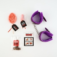 Минигифтбокс «За плохое поведение»: леденец, мармелад, чай, наручники Минигифтбокс «За плохое поведение»: леденец, мармелад, чай, наручники