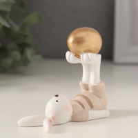 Сувенир полистоун "Белый зайчик в бежевом наряде, с золотым яичком" 8х4,5х7 см Сувенир полистоун "Белый зайчик в бежевом наряде, с золотым яичком" 8х4,5х7 см