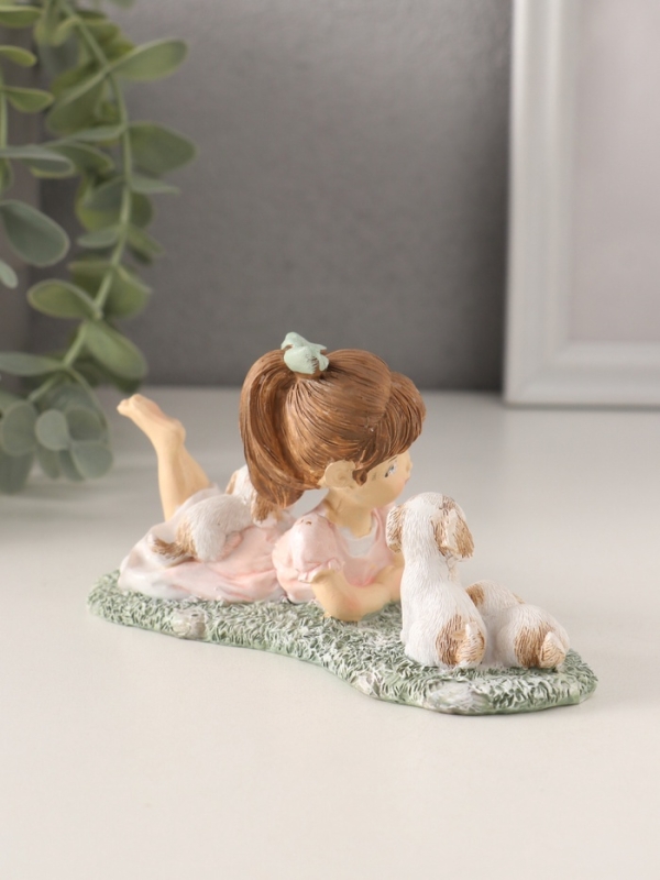 Сувенир полистоун "Малышка в розовом платье на лужайке с щенятами" 13х6х7 см