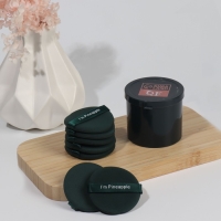 Спонжи для макияжа &laquo;PINNEAPPLE&raquo;, набор - 7 шт, d = 5,5 см, с держателем, в футляре, цвет изумрудный