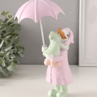 Сувенир полистоун "Утка с утёнком в дождевиках под зонтом" сиренево-зелёный 8х6,5х14,5/19 см   10583