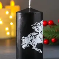 Свеча столб 50*100 мм с накаткой "Символ года" , Конь, черная