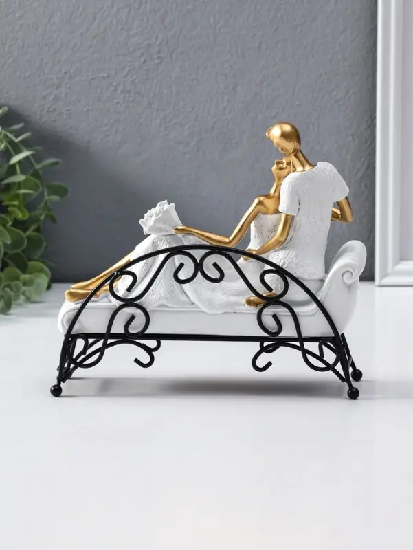 Сувенир полистоун "Парочка лежит на кушетке" бело-золотой 7х21,5х18,5 см