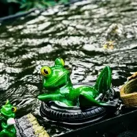 Садовая фигура 14 х 13 х 9,5 см "Лягушка в шине" Водоплавающая