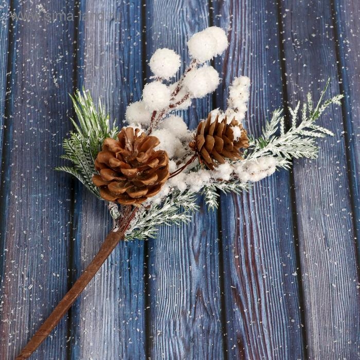 Декор "Зимнее очарование" белые ягоды шишки, 24 см