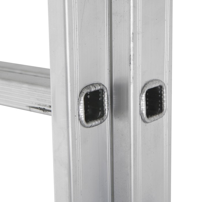 Лестница ТУНДРА, трехсекционная, алюминиевая, 6 ступеней Лестница ТУНДРА, трехсекционная, алюминиевая, 6 ступеней