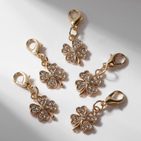 Шарм «Клевер», цвет белый в золоте Шарм «Клевер», цвет белый в золоте