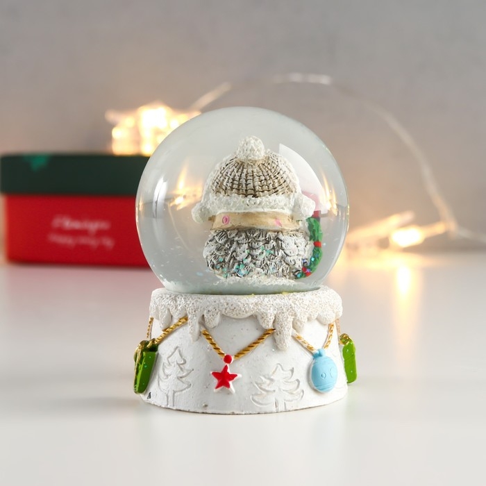 Сувенир полистоун водяной шар "Филин в шапке, с венком" d=6,5 см 8х6,5х6,5 см