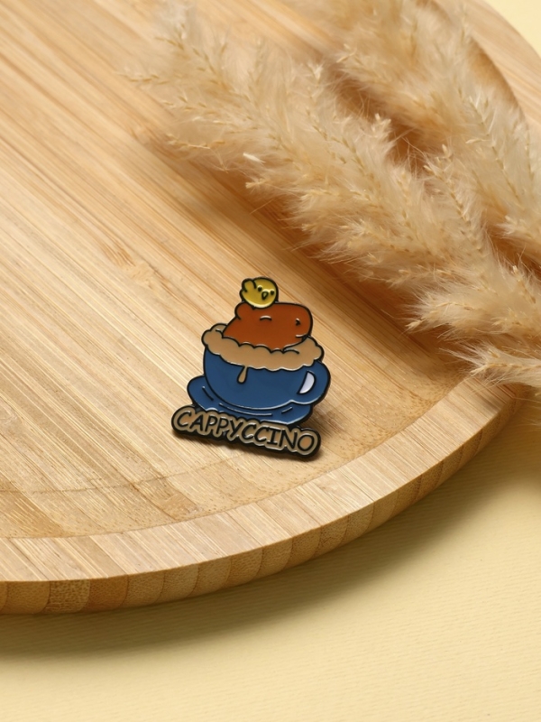 Значок &laquo;Капибара&raquo; капучино, оранжево-синий в чёрном металле