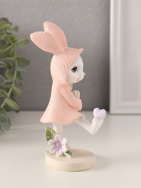 Сувенир полистоун "Зайка в вязаном розовом платьице, сердечко на лапе" 8х5,5х14,5 см