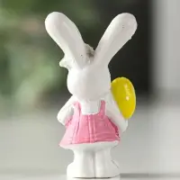 Сувенир полистоун "Белый зайка с яйцом/букетом" МИКС 2,2х3х4,2 см