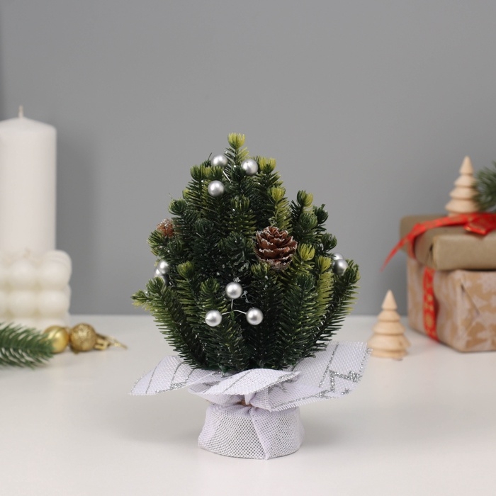 Искусственная ёлка настольная &laquo;Зимнее волшебство. Звезда&raquo;, в мешочке, 17 см, ветки литые отгибаются, шишки, декор