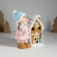 Сувенир керамика свет "Малышка в розовом наряде у пряничного домика" 15х8х16 см