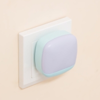 Ночник c датчиком света "Ласи" LED лазурный 6х6,5х6 см Ночник c датчиком света "Ласи" LED лазурный 6х6,5х6 см