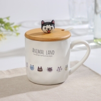 Кружка керамическая с деревянной крышкой и ложкой &laquo;Зверята&raquo;, 360 мл, рисунок МИКС