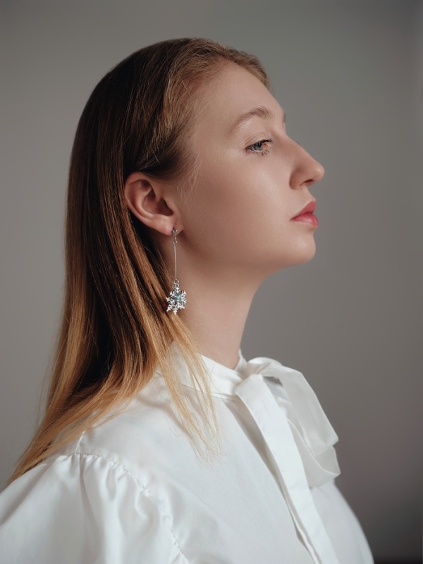 Серьги висячие со стразами &laquo;Новогодние&raquo; две снежинки, цвет бело-голубой в серебре