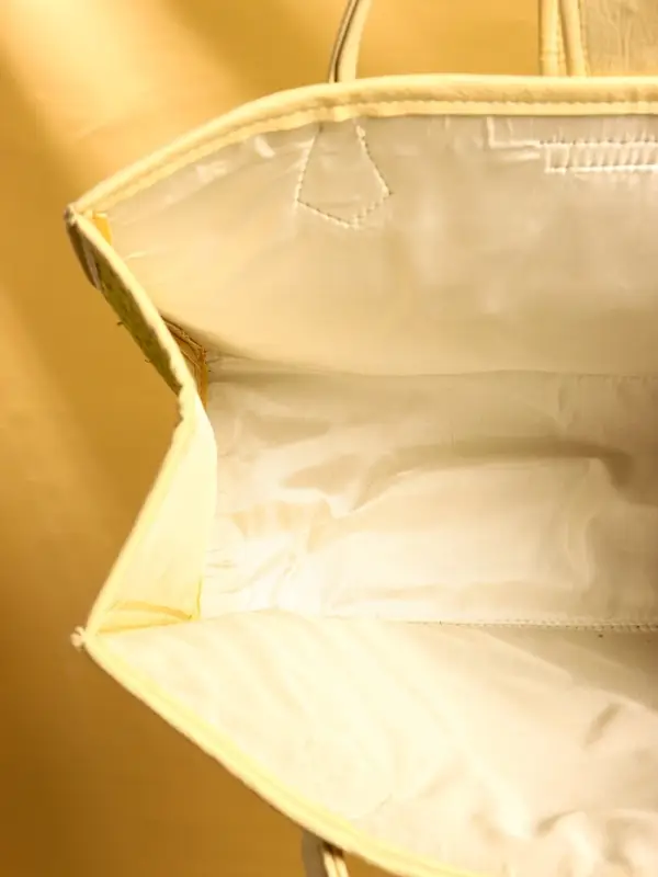 Сумка плетёная на застёжке из пандана 41х16х50 см, жёлто-белый