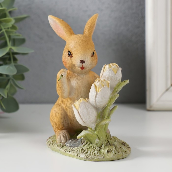 Сувенир полистоун "Зайчик на полянке с тюльпанами" 9,5х6х11 см