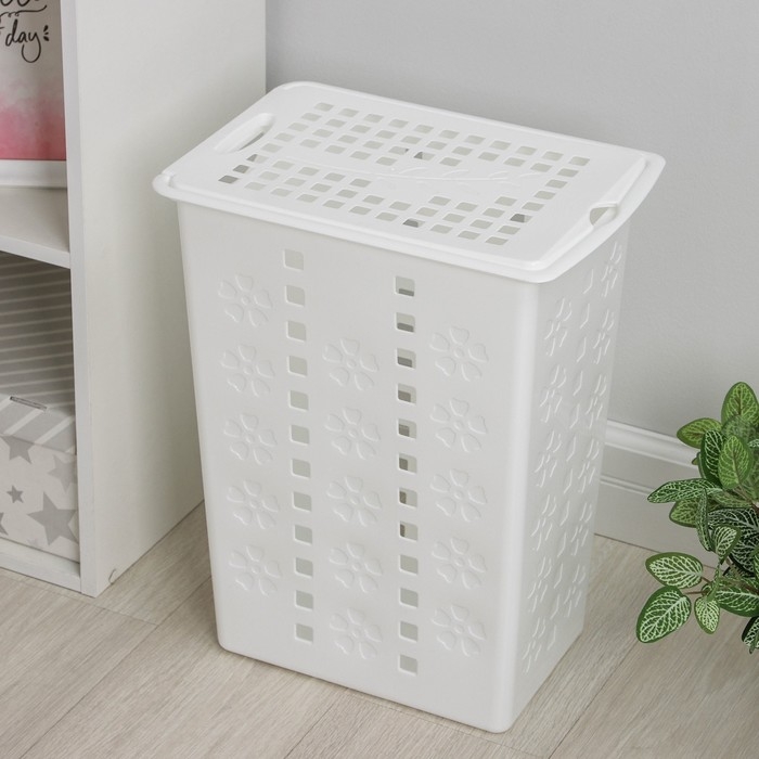Корзина бельевая с крышкой &laquo;Виолетта&raquo;, 30 л, 36&times;26,5&times;47,5 см, цвет белый