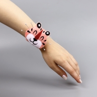 Игольница на браслете &laquo;Тигр&raquo;, 23 &times; 6,5 см, цвет розовый