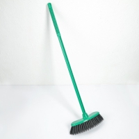 Щётка для пола жесткая &laquo;Комфорт&raquo; с черенком, МИКС