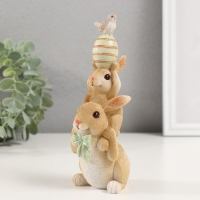 Сувенир полистоун "Пирамидка - Зайчики с пасхальным яичком и птичкой" 8,5х6х17,5 см