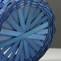 Корзина плетёная, 20&times;20&times;9 см, ручка h=25 см, бамбук, синий