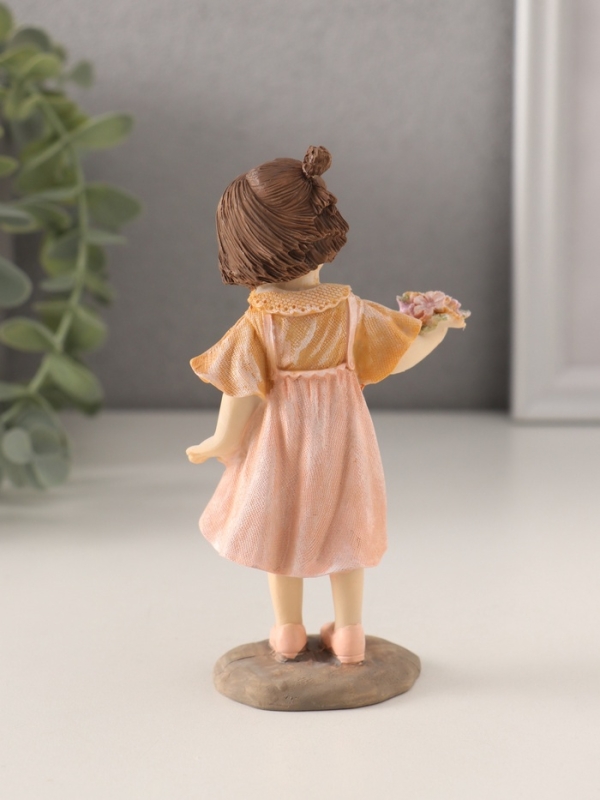 Сувенир полистоун "Малышка в платье с цветами в кармашке" 6,5х4х12,5 см