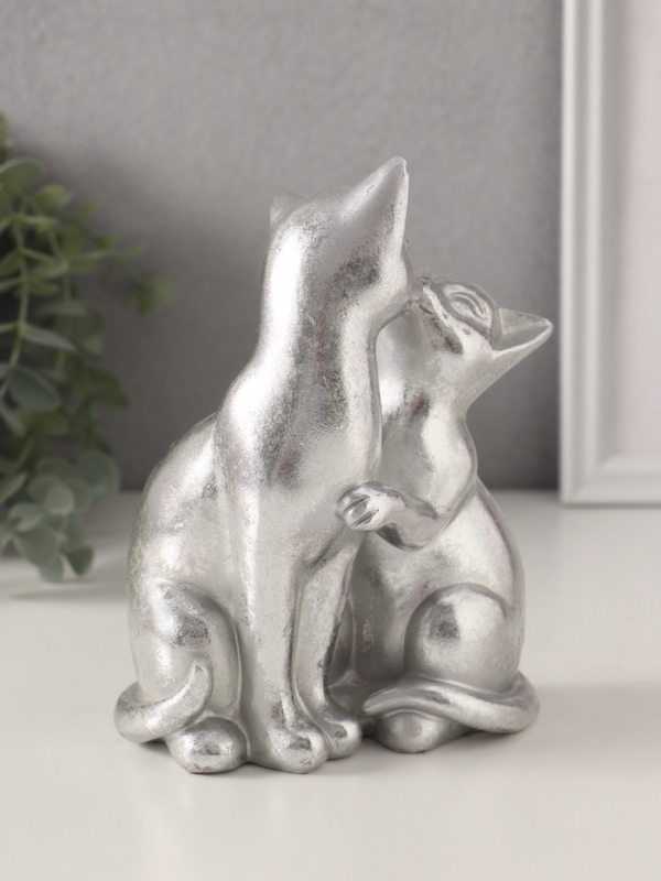 Сувенир полистоун "Кот с кошкой. Поцелуй" серебро 12х7,5х16 см