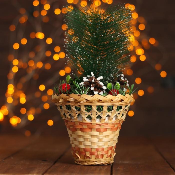 Новогодняя композиция &laquo;Шишки в корзинке&raquo;