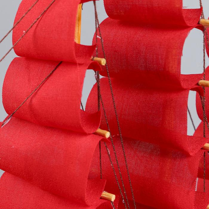 Корабль сувенирный малый &laquo;Дакия&raquo;, борта светлое дерево, паруса алые, 5&times;23&times;22 см