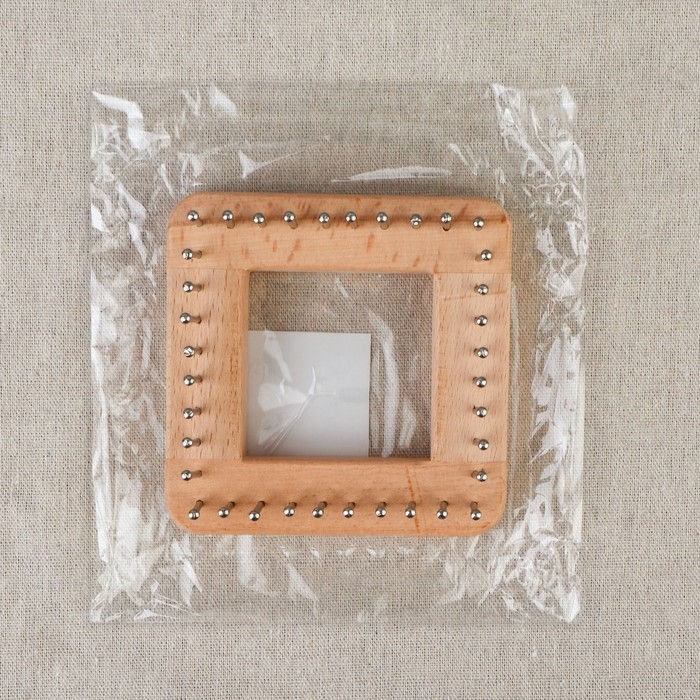 Устройство для плетения, деревянное, с металлическими штырями, 10 &times; 10 &times; 3,5 см