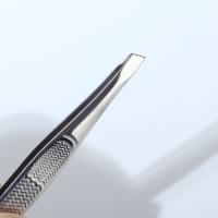 Пинцет &laquo;Premium&raquo; скошенный, узкий, 9 см, на блистере, цвет серебристый