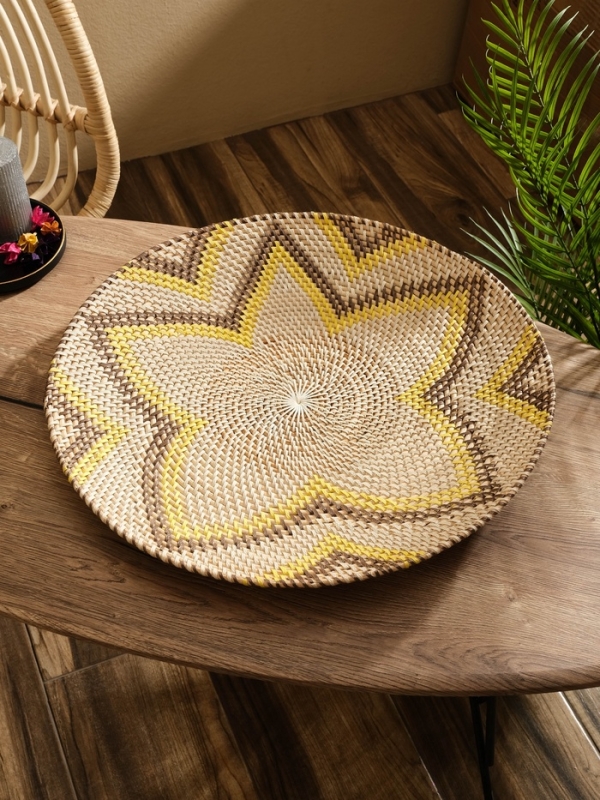 Тарелка декоративная плетеная ротанг "Цветок", 50х50х5 см, чёрно-жёлтый