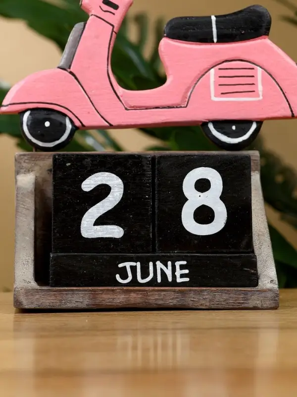 Календарь настольный "Мопед" дерево 11х5х14 см, розовый