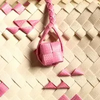 Сумка плетёная на застёжке &laquo;Девочка с букетом&raquo;, 40&times;10&times;55 см, пластик, бело-розовая