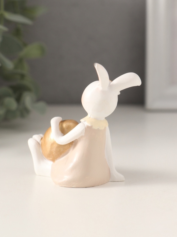Сувенир полистоун "Белая зайка в бежевом платье, с золотым яичком" 8х4,5х7 см