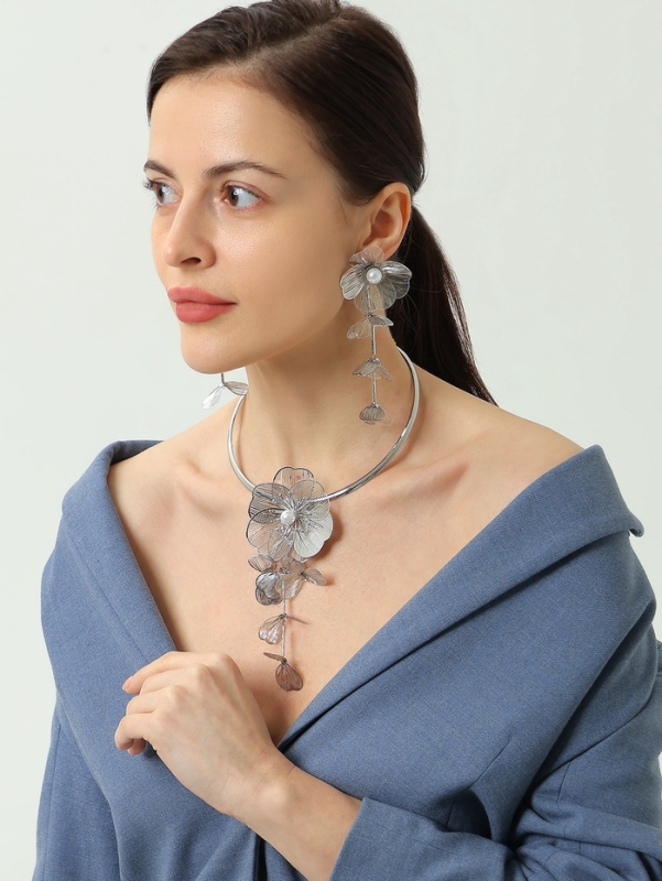 Набор 2 предмета: серьги, колье &laquo;Цветок&raquo; бусина и стразик, белый в серебре, d=14 см
