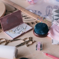 Игольница &laquo;Круг&raquo;, на деревянной подложке, d = 7 см, цвет МИКС